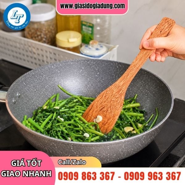 sạn xẻng xào bằng gỗ cán dài giá sỉ tận gốc