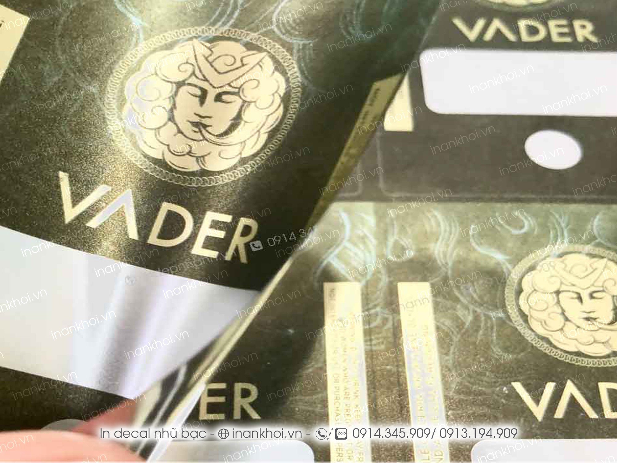 Hiện nay, in tem decal bạc rất phổ biến và trở thành sản phẩm in ấn nhận được nhiều quan tâm của các thương hiệu đồ điện, điện tử điện lạnh và nhiều dòng sản phẩm khác.