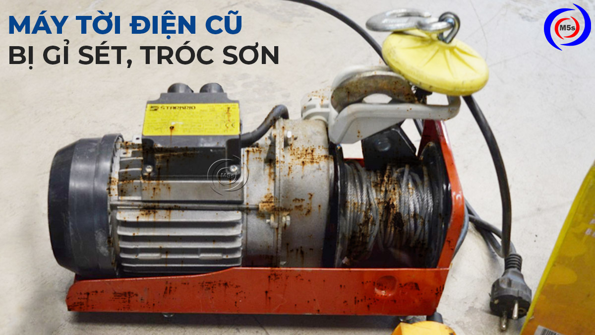 Kiểm tra vỏ ngoài máy tời điện cũ Kiểm tra vỏ ngoài máy tời điện cũ