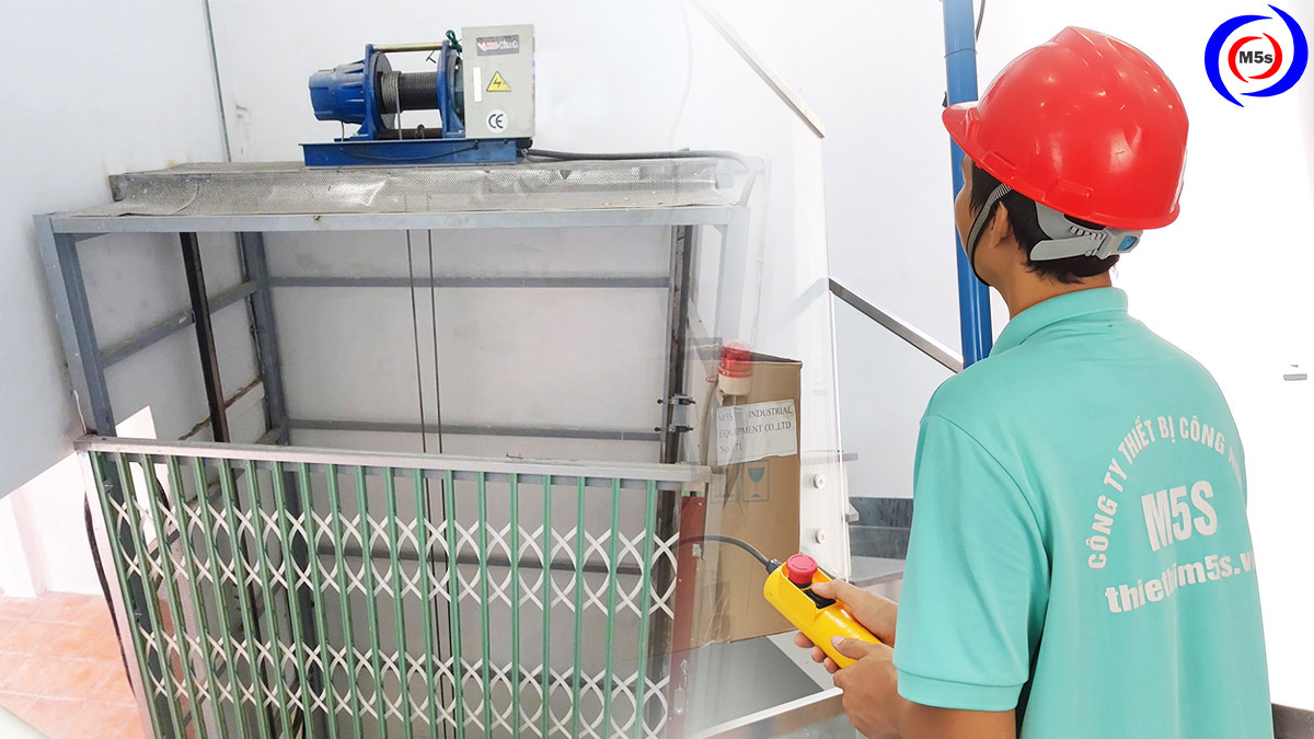 M5s lắp thang nâng hàng ở TPHCM M5s lắp thang nâng hàng ở TPHCM
