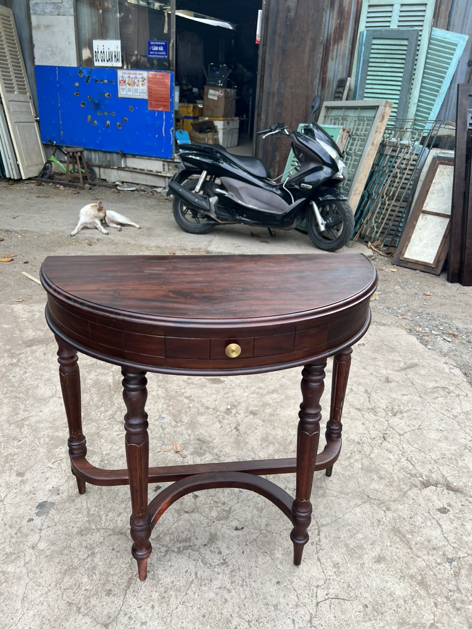 Bàn console tân cổ điển thường được thiết kế để đặt sát vào tường mà không kèm theo ghế. Bàn console tân cổ điển thường được thiết kế để đặt sát vào tường mà không kèm theo ghế.