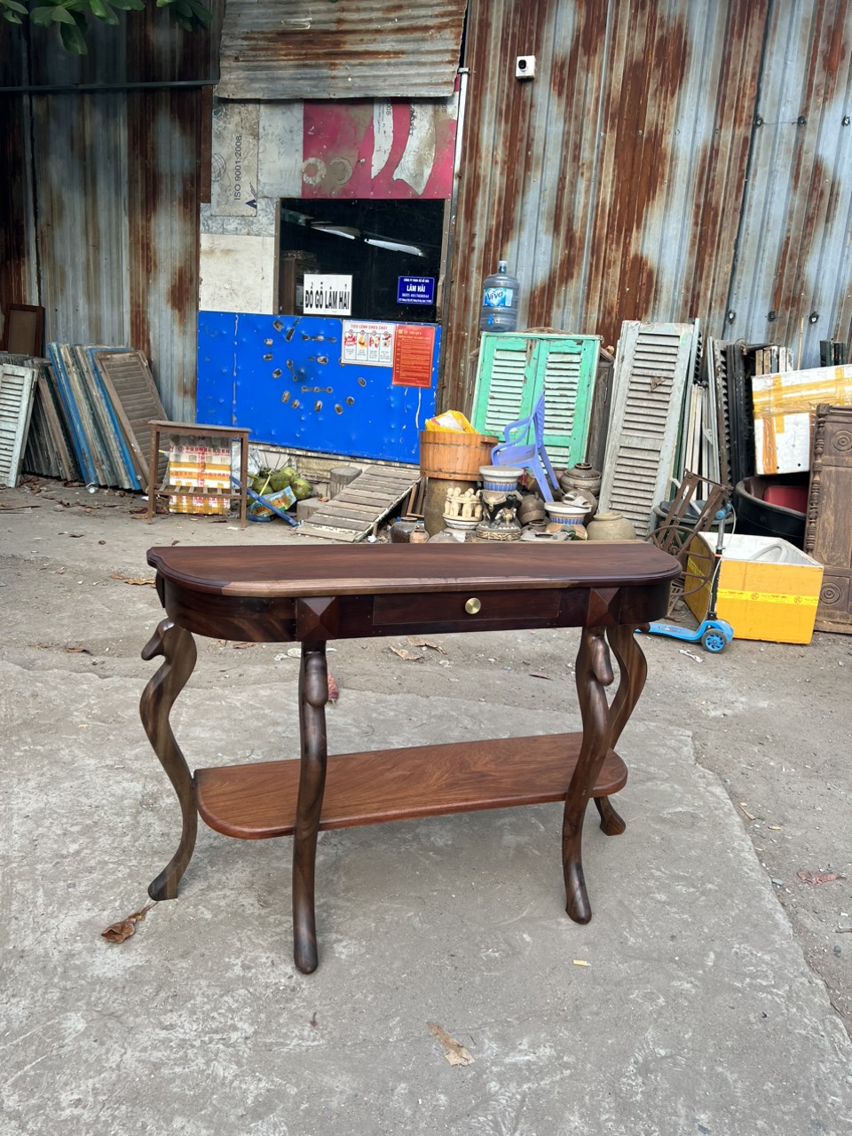 Bàn console, với kích thước nhỏ gọn, có thể được đặt ở nhiều vị trí trong ngôi nhà mà không làm tốn quá nhiều diện tích. Bàn console, với kích thước nhỏ gọn, có thể được đặt ở nhiều vị trí trong ngôi nhà mà không làm tốn quá nhiều diện tích.