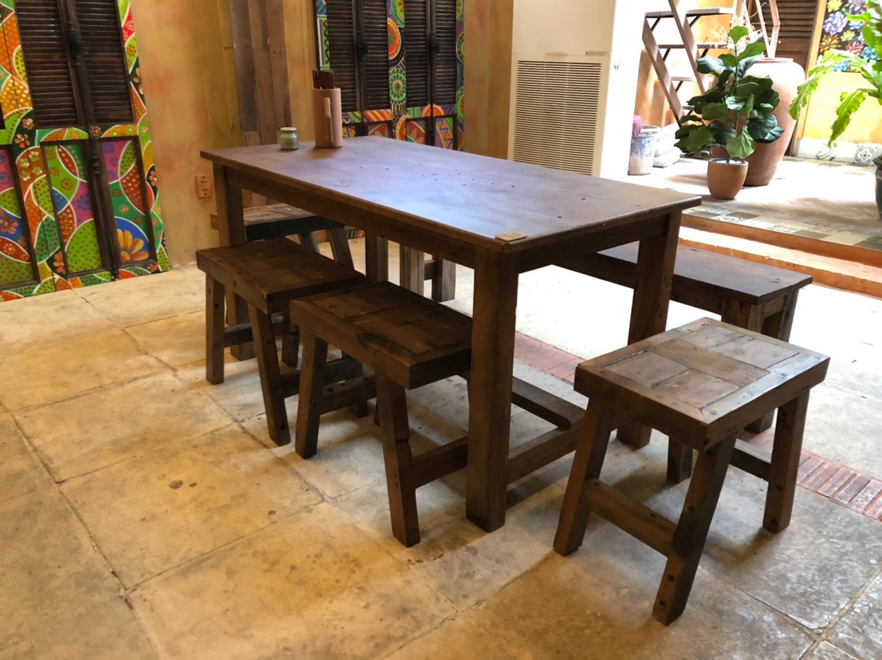 Mua bàn ghế gỗ cafe cóc thanh lý thường có giá thấp hơn nhiều so với sản phẩm mới, giúp bạn giảm chi phí đáng kể. Mua bàn ghế gỗ cafe cóc thanh lý thường có giá thấp hơn nhiều so với sản phẩm mới, giúp bạn giảm chi phí đáng kể.