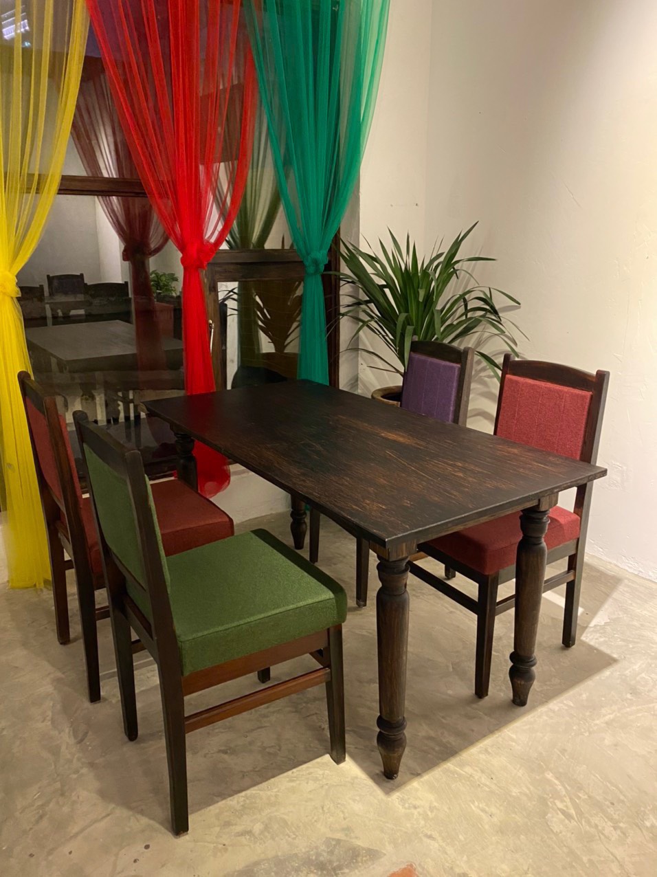 Tìm được bàn ghế gỗ phòng khách nhỏ xinh giá rẻ, chất lượng cao và giá cả hợp lý là một thách thức không nhỏ. Tìm được bàn ghế gỗ phòng khách nhỏ xinh giá rẻ, chất lượng cao và giá cả hợp lý là một thách thức không nhỏ.