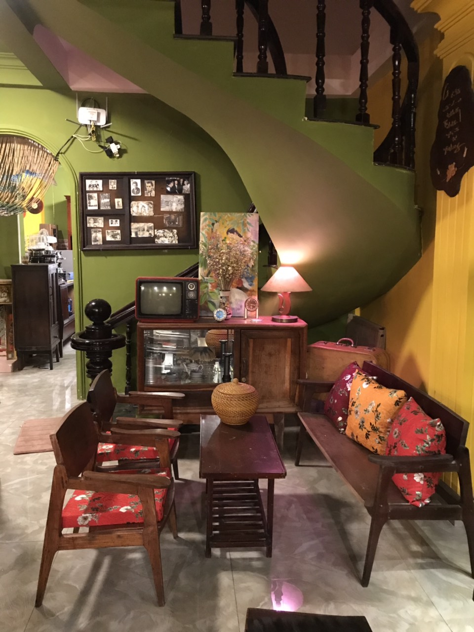 Bàn ghế vintage, với thiết kế độc đáo và chất liệu mộc mạc, mang đến một không gian sống ấm cúng và đầy cá tính. Bàn ghế vintage, với thiết kế độc đáo và chất liệu mộc mạc, mang đến một không gian sống ấm cúng và đầy cá tính.