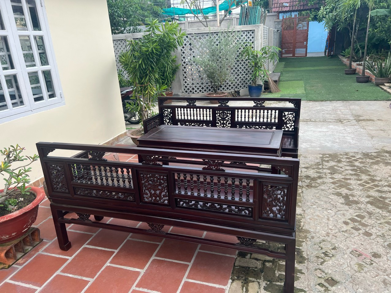 Việc sở hữu một bộ trường kỷ gỗ gụ không chỉ giúp gia đình thu hút tài lộc, vận may mà còn mang lại bình an và hạnh phúc. việc sở hữu một bộ trường kỷ gỗ gụ không chỉ giúp gia đình thu hút tài lộc, vận may mà còn mang lại bình an và hạnh phúc.