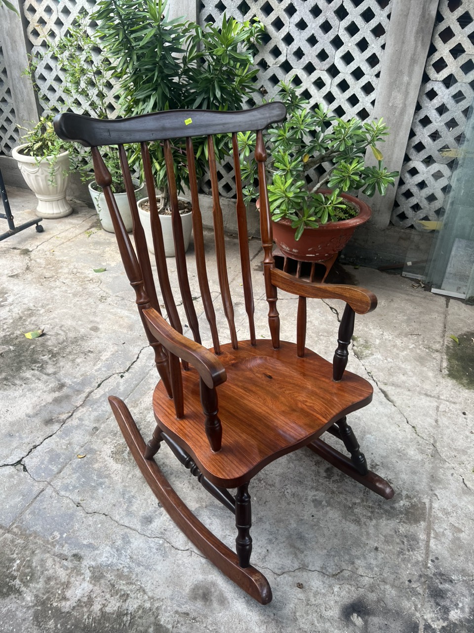 Ghế lười gỗ hương chủ yếu được thiết kế để tạo sự thư giãn tối ưu Ghế lười gỗ hương chủ yếu được thiết kế để tạo sự thư giãn tối ưu