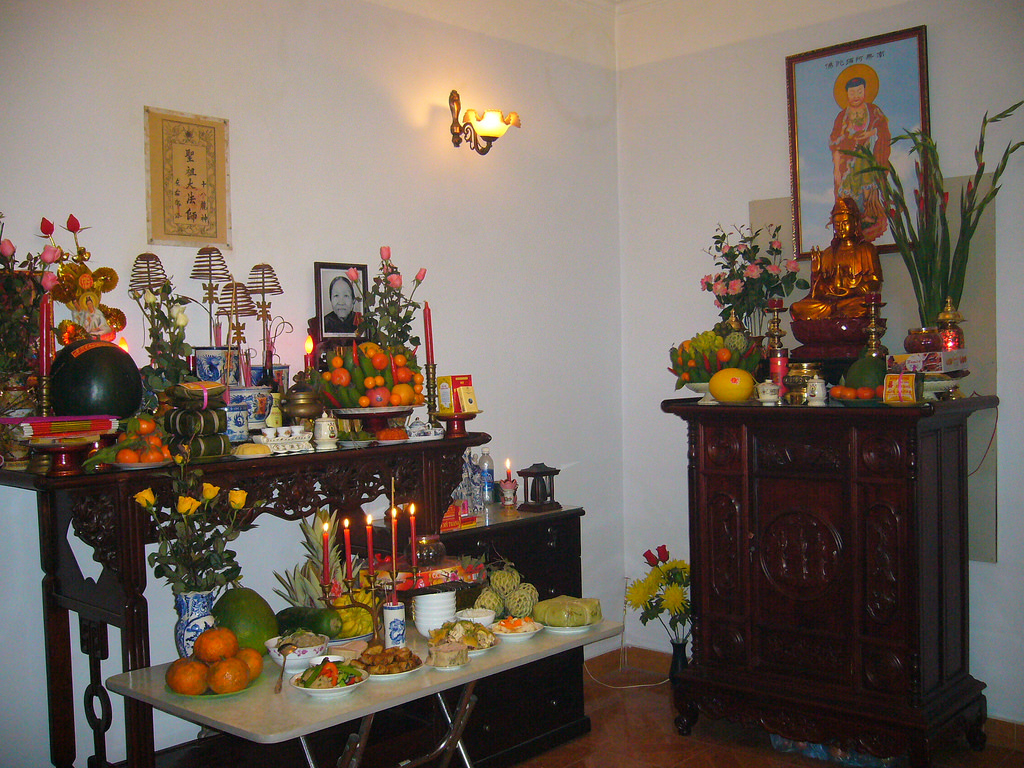 Có nên mua tủ thờ cũ không? Có nên mua tủ thờ cũ không?