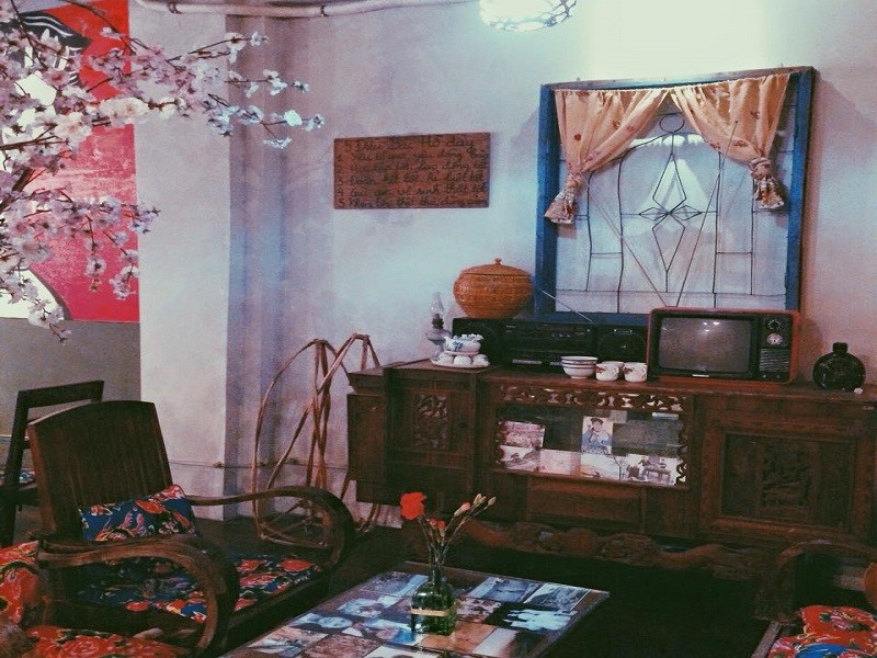 Thiết kế phòng khách mang phong cách xưa với bàn ghế gỗ phòng khách giá bình dân Thiết kế phòng khách mang phong cách xưa với bàn ghế gỗ phòng khách giá bình dân