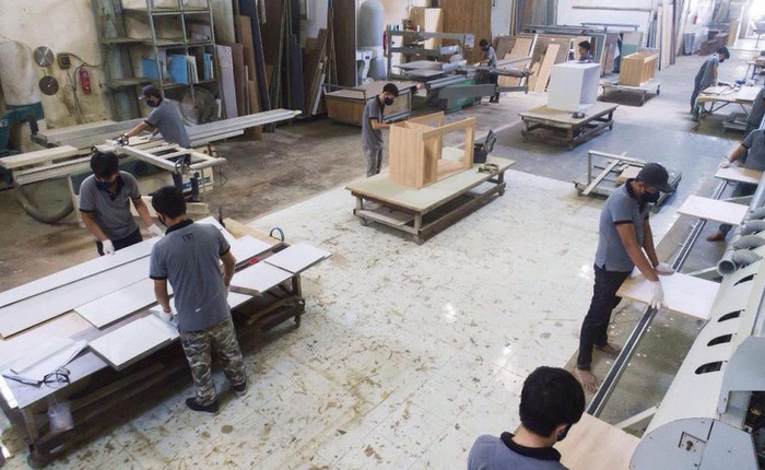 Xưởng sản xuất với nhân viên có tay nghề cao