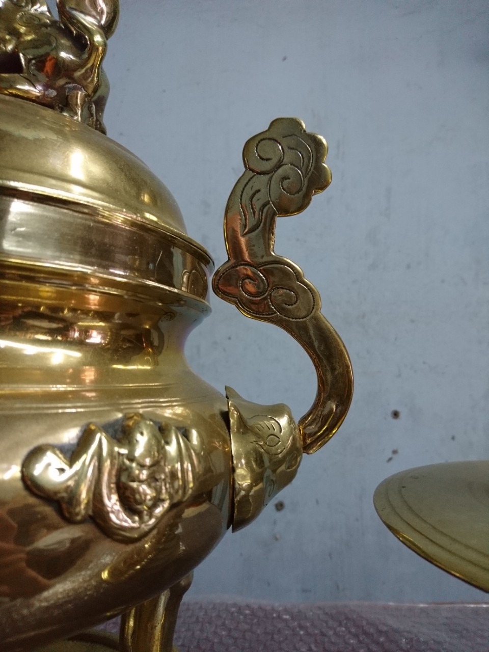 Lư đồng xưa của Huế - Lư thờ cúng tổ tiên bền bỉ với thời gian Lư đồng xưa của Huế - Lư thờ cúng tổ tiên bền bỉ với thời gian