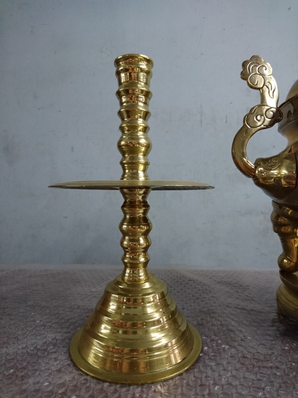 Lư đồng xưa của Huế - Lư thờ cúng tổ tiên bền bỉ với thời gian Lư đồng xưa của Huế - Lư thờ cúng tổ tiên bền bỉ với thời gian