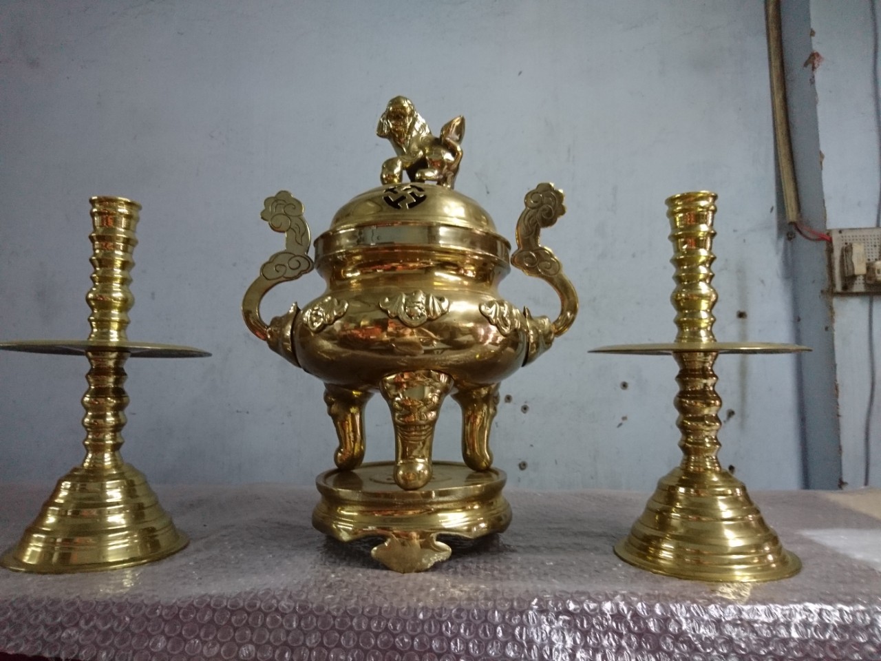 Lư đồng xưa của Huế - Lư thờ cúng tổ tiên bền bỉ với thời gian Lư đồng xưa của Huế - Lư thờ cúng tổ tiên bền bỉ với thời gian