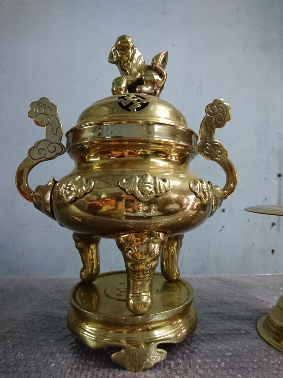 Lư đồng xưa của Huế - Lư thờ cúng tổ tiên bền bỉ với thời gian Lư đồng xưa của Huế - Lư thờ cúng tổ tiên bền bỉ với thời gian