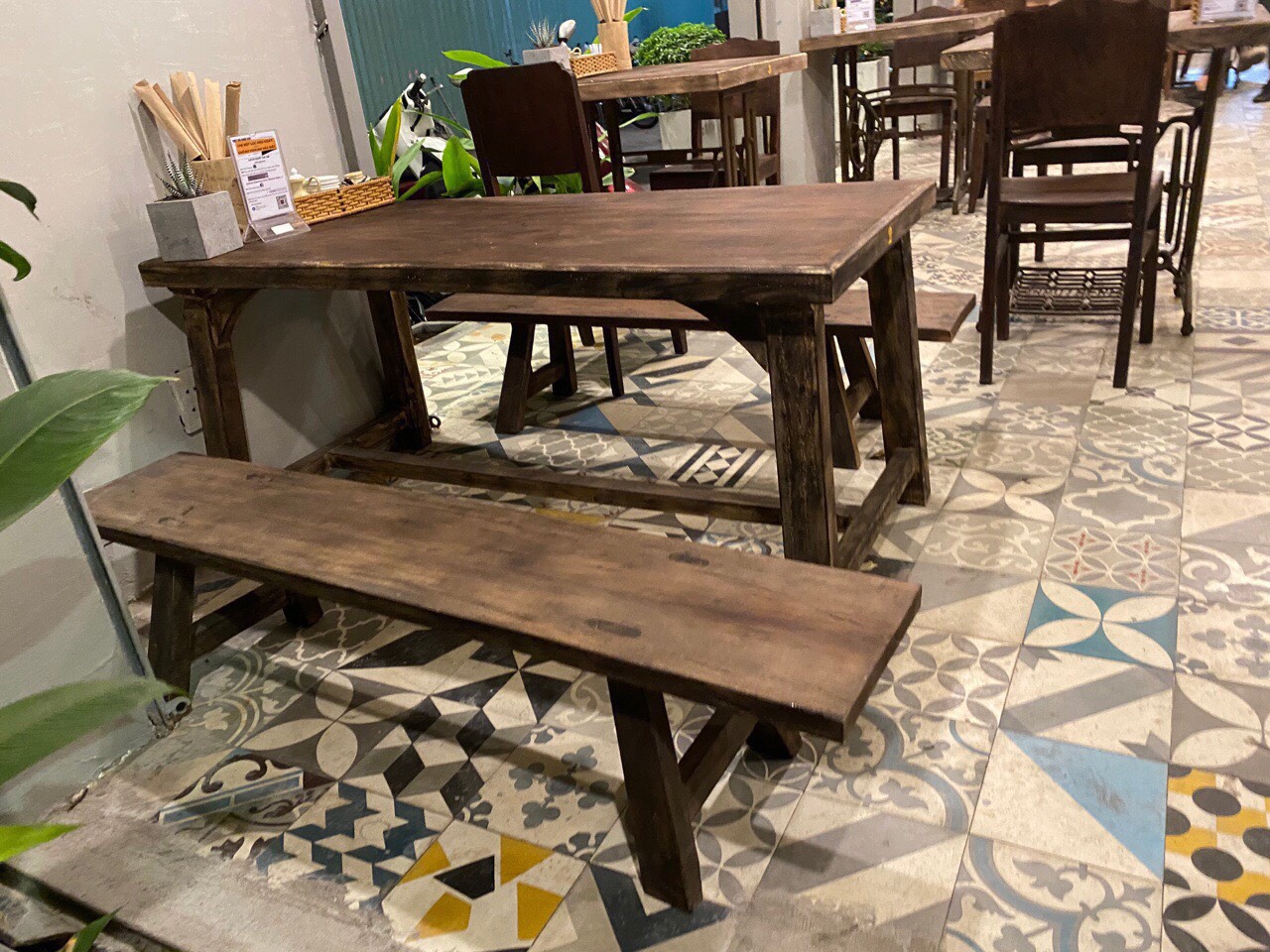 Bàn ghế gỗ phòng khách nhỏ xinh giá rẻ được làm từ chất liệu tự nhiên luôn được đánh giá cao về chất lượng và thẩm mỹ. Bàn ghế gỗ phòng khách nhỏ xinh giá rẻ được làm từ chất liệu tự nhiên luôn được đánh giá cao về chất lượng và thẩm mỹ.