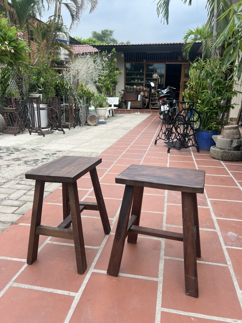 Kích thước tiêu chuẩn của ghế đôn gỗ thường là từ 40 đến 45 cm chiều cao từ mặt đất lên mặt ngồi và từ 25 đến 30 cm đường kính của mặt ngồi. Kích thước tiêu chuẩn của ghế đôn gỗ thường là từ 40 đến 45 cm chiều cao từ mặt đất lên mặt ngồi và từ 25 đến 30 cm đường kính của mặt ngồi.