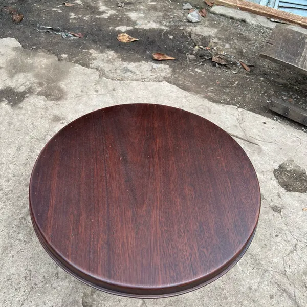 Bàn gỗ tròn chân đồng