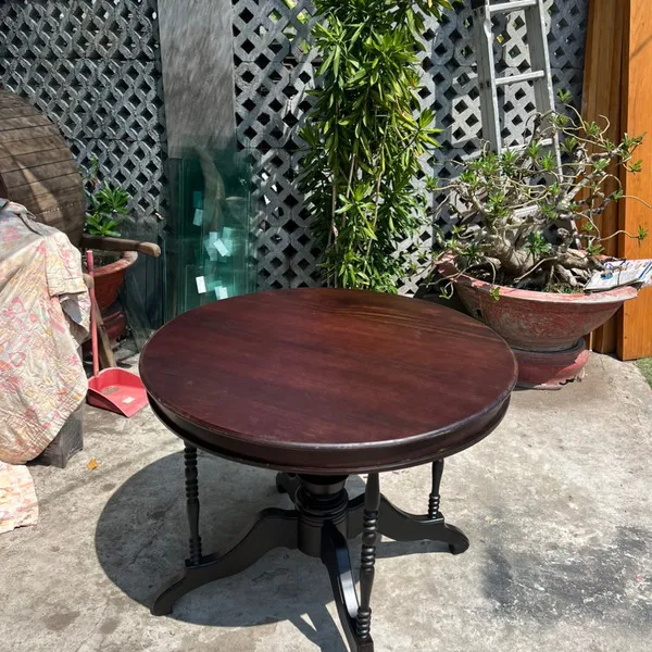 Bàn gỗ tròn lớn
