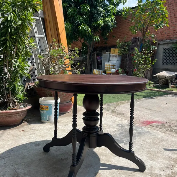 Bàn gỗ tròn lớn