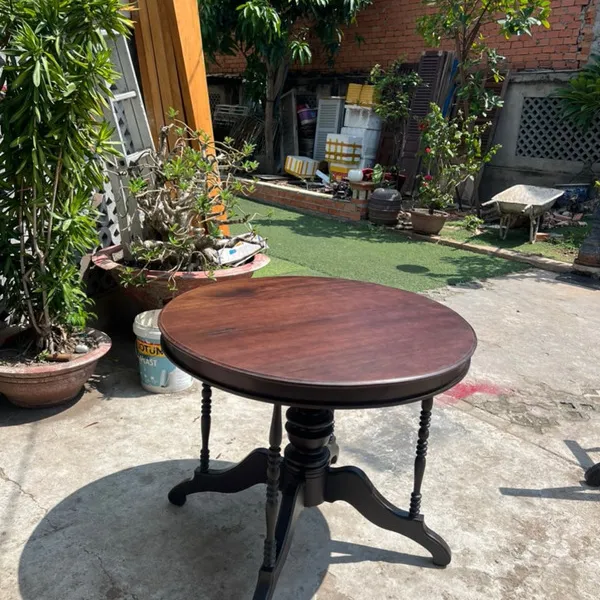 Bàn gỗ tròn lớn