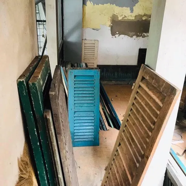 Cửa lá sách gỗ cũ