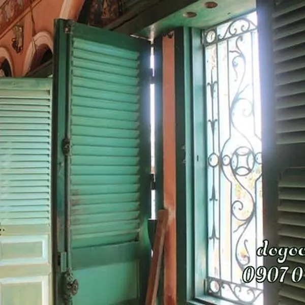 Cửa lá sách gỗ cũ