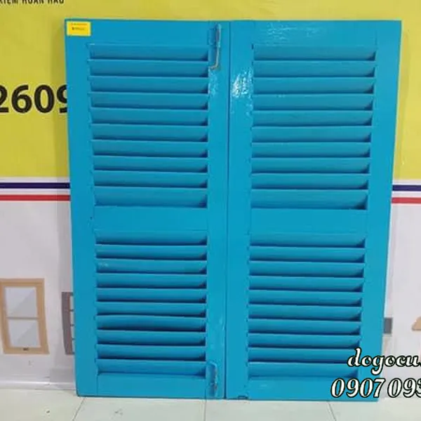 Cửa lá sách gỗ cũ