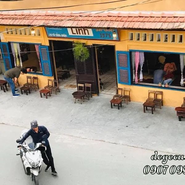 Cửa lá sách gỗ cũ