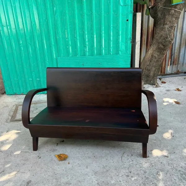 Ghế dài và bàn gỗ