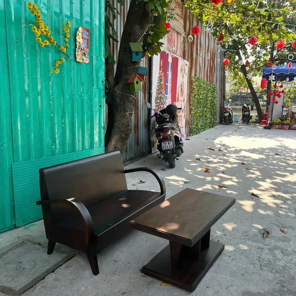 Ghế dài và bàn gỗ