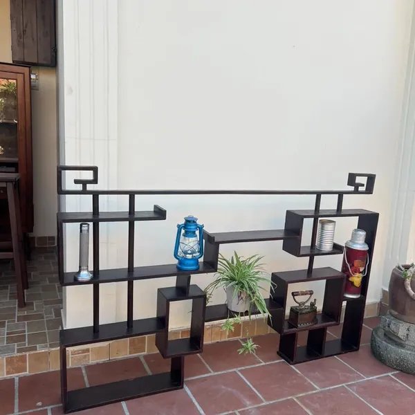 Kệ gỗ xưa sang trọng cho không gian cổ điển