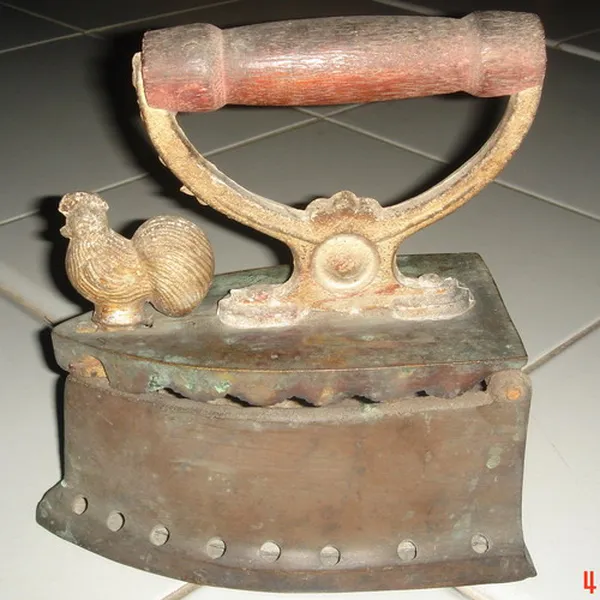 Bàn ủi con gà- Món đồ được săn lùng hiện nay