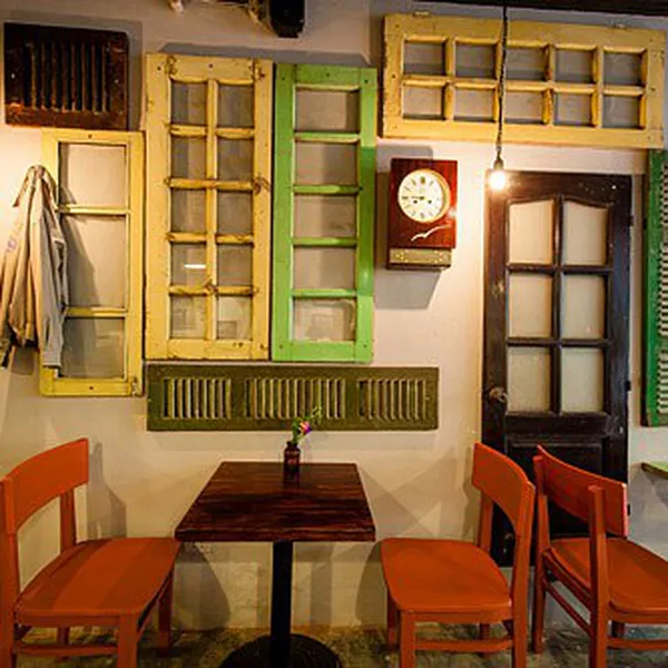 Cửa gỗ vintage mang đến luồng sinh khí mới cho các quán cafe