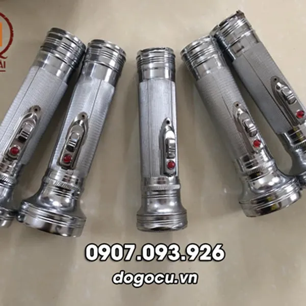 Đèn pin cổ - kỷ vật thời “ông bà” được ưa chuộng nhất hiện nay