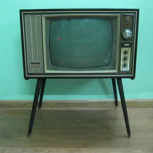 Tivi cổ trang trí theo phong cách vintage độc đáo