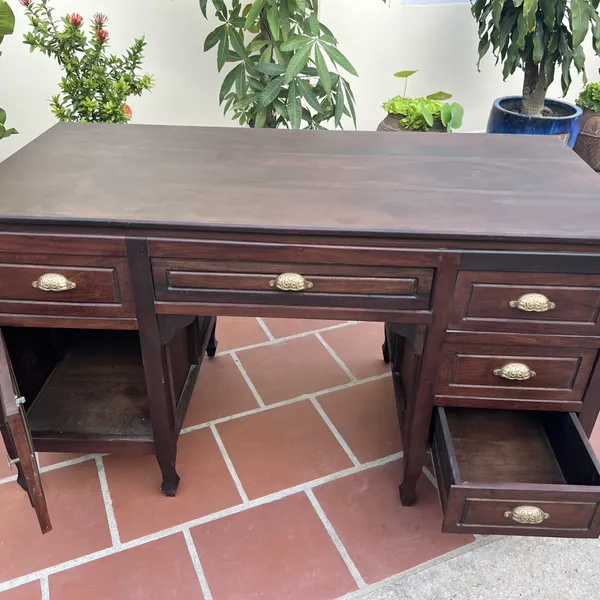 Bàn làm việc gỗ kiểu xưa