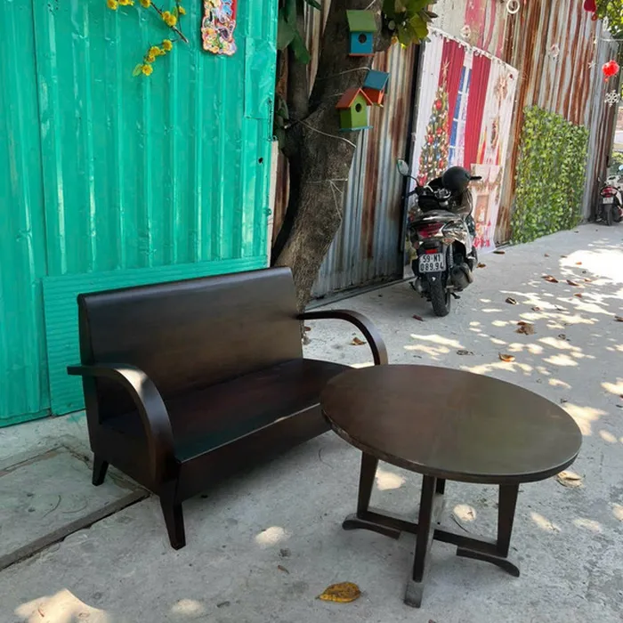 Ghế dài và bàn gỗ