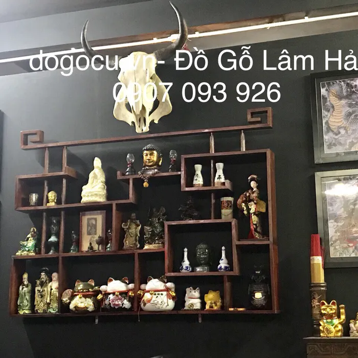 Kệ sách gỗ đứng mang lại không gian sang trọng cho phòng khách