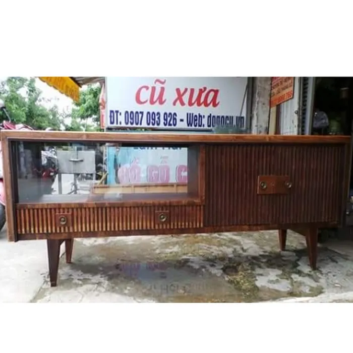 Kệ tivi gỗ tự nhiên mang vẻ cổ điển