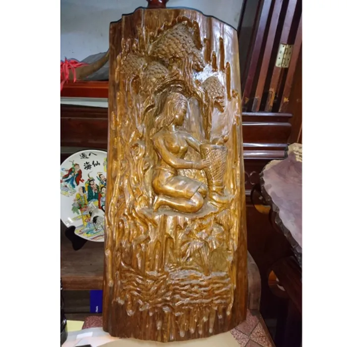 Tranh gỗ đục đẹp bằng thủy tùng khắc họa cô gái