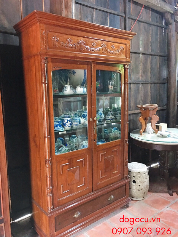 Trưng bày đồ uống và bánh ngọt