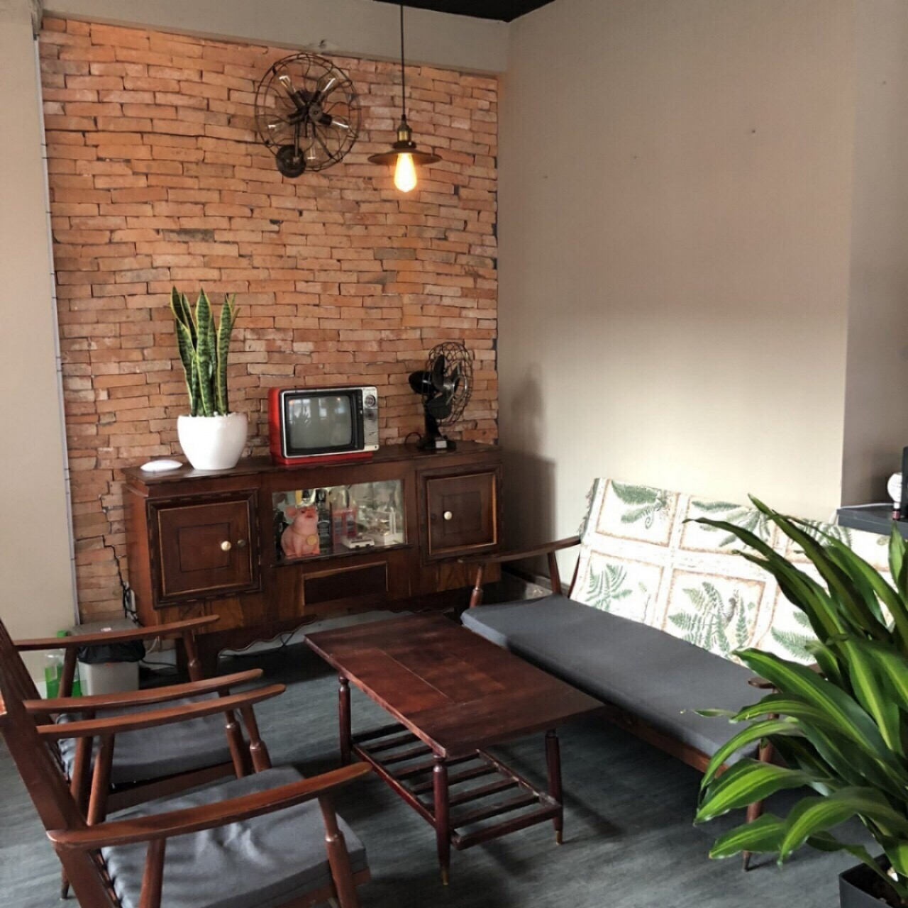 Xưởng nội thất vintage không chỉ cung cấp các món đồ như bàn, ghế, cửa theo phong cách vintage mà còn có thể tạo ra sản phẩm theo mẫu và yêu cầu Xưởng nội thất vintage không chỉ cung cấp các món đồ như bàn, ghế, cửa theo phong cách vintage mà còn có thể tạo ra sản phẩm theo mẫu và yêu cầu