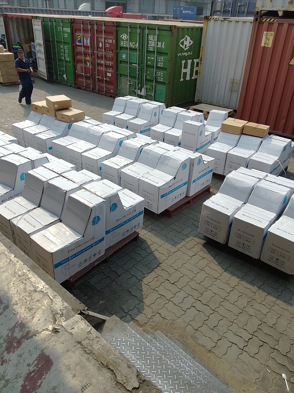 hình ảnh thực tế thủ tục nhập khẩu thiết bị vệ sinh