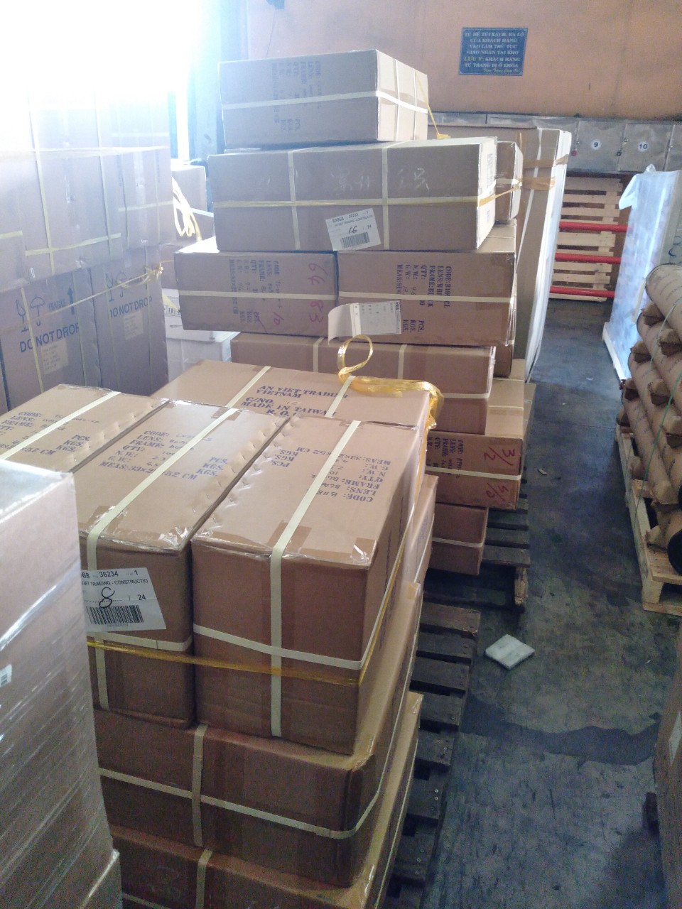 thủ tục nhập khẩu kính bảo hộ lao động