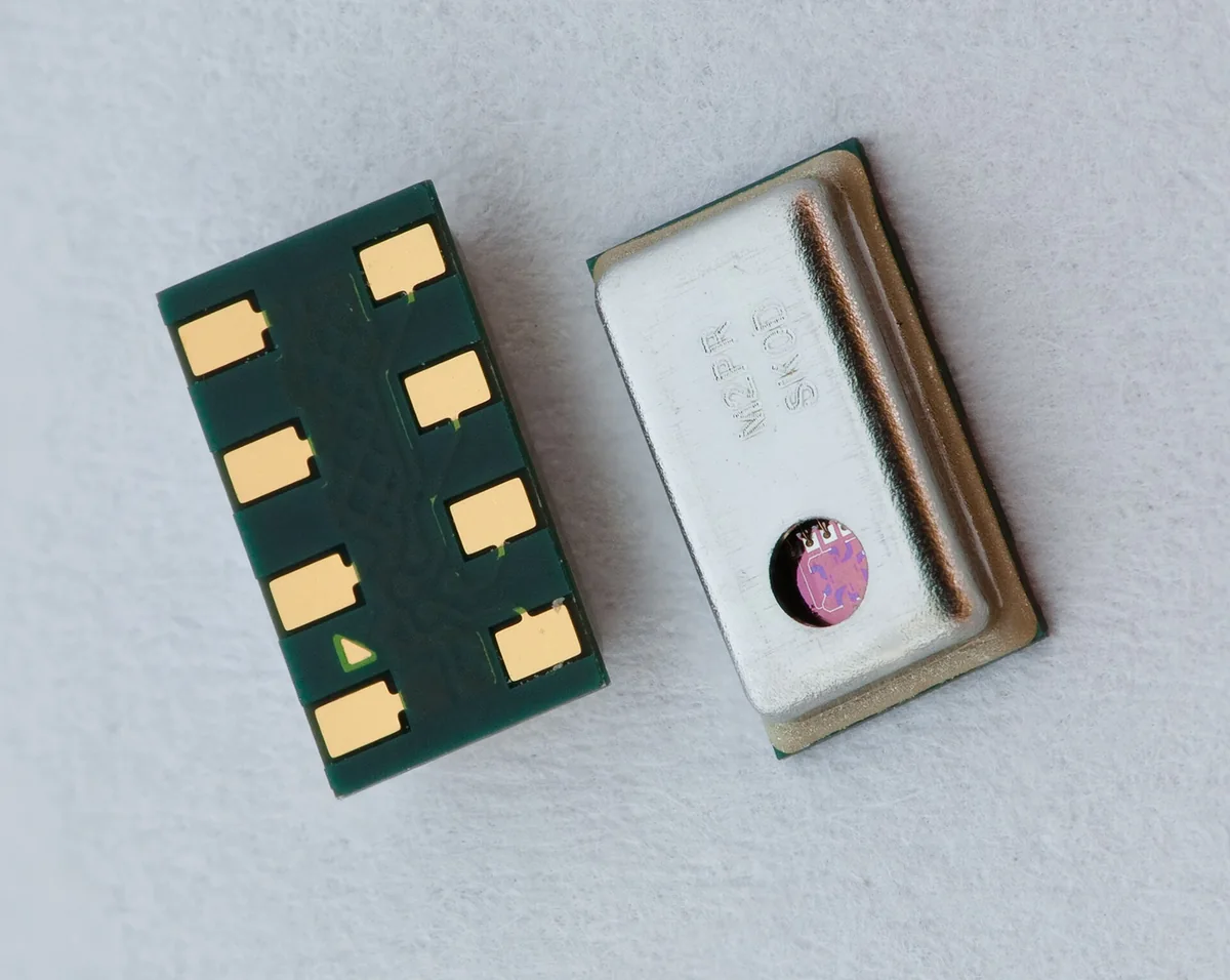 Cảm biến áp suất khí quyển dạng chip dán bề mặt kích thước khoảng 5 x 3 mm: một chip lật mặt dưới có tám chân hàn, một chip có nắp kim loại với lỗ thông khí nhìn thấy màng cảm biến