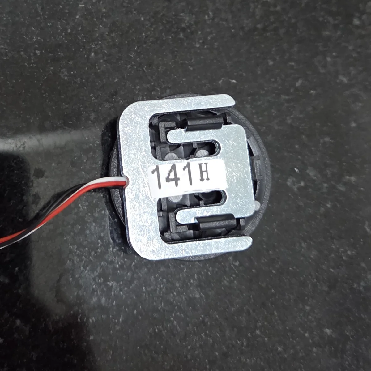 Load cell nửa cầu tháo từ cân sức khỏe: tấm thép hình chữ E nhỏ có dán strain gauge ở giữa, ba sợi dây đỏ, trắng, đen