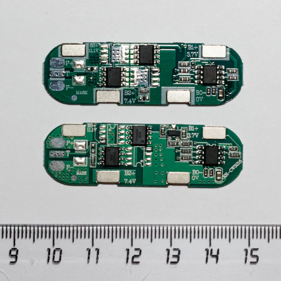 Hai mạch bảo vệ BMS cho pin lithium đặt trên thước đo, dài khoảng 6 cm, có các chân hàn B0, B1, B2, B3 nối các cell pin và chân P+, P− ra tải