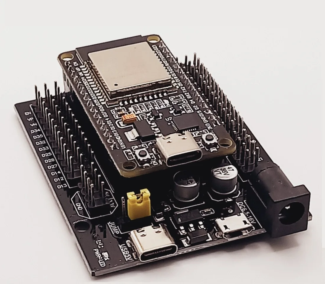 Ảnh thực tế ESP32 DevKit V1 Type-C cắm trên đế ra chân ESP32 30 chân, có jack DC 6,5-16V, cổng USB5V, jumper vàng chọn 5V 3.3V và các hàng chân G V S