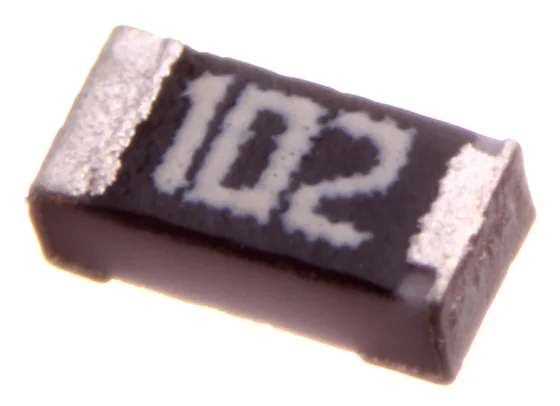 Ảnh chụp cận cảnh một điện trở dán SMD cỡ 0603 thân đen, hai đầu mạ bạc, in mã 102 màu trắng