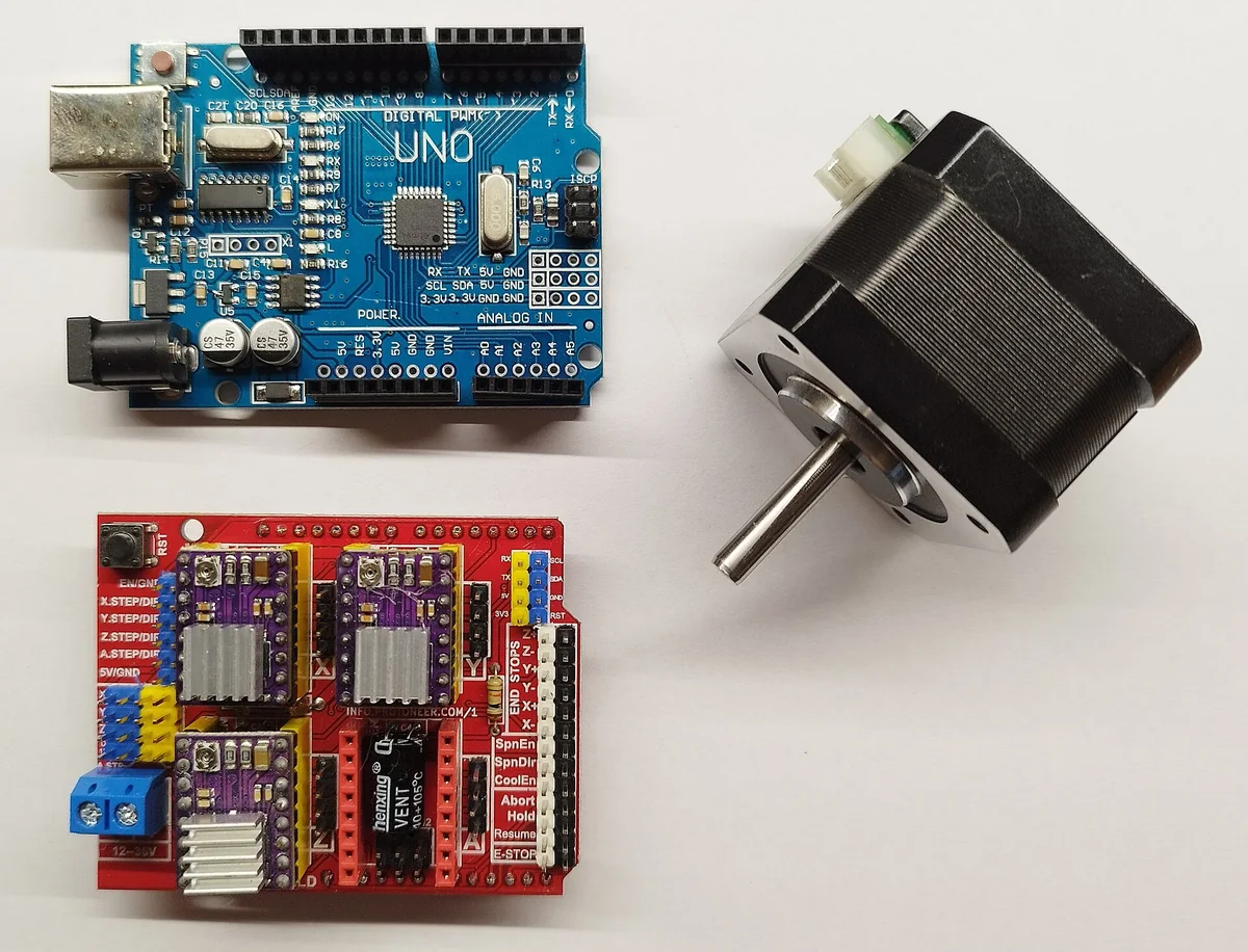 Bo mạch tương thích Arduino Uno màu xanh, CNC shield màu đỏ có ba driver động cơ bước gắn tản nhiệt và một động cơ bước NEMA 17
